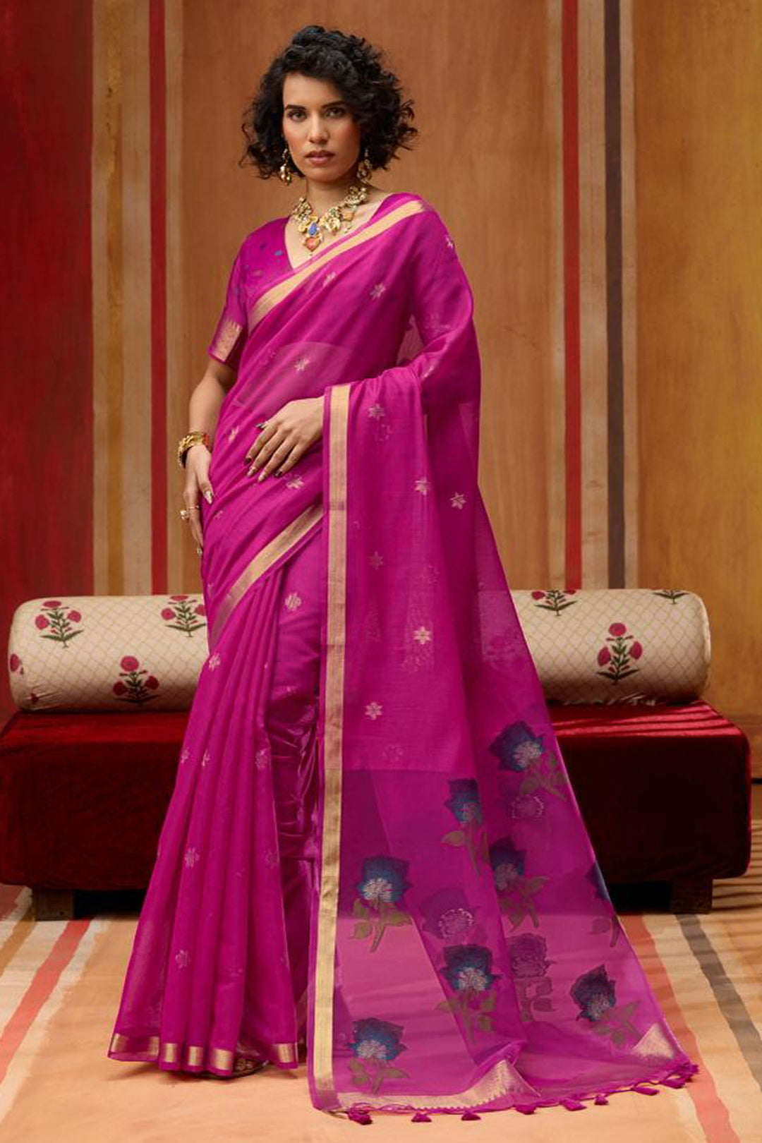 Trendy Magenta Color Cotton Handloom Weaving Saree