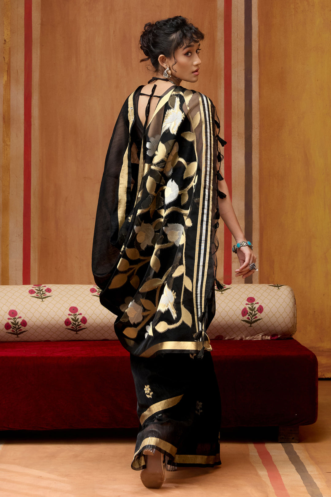 Fabulous Black Color Silk Handloom Weaving Saree
