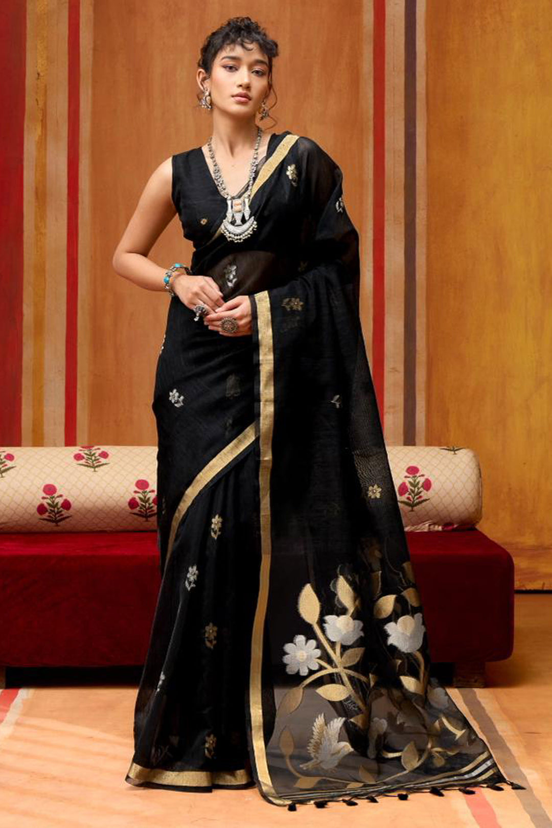 Fabulous Black Color Silk Handloom Weaving Saree