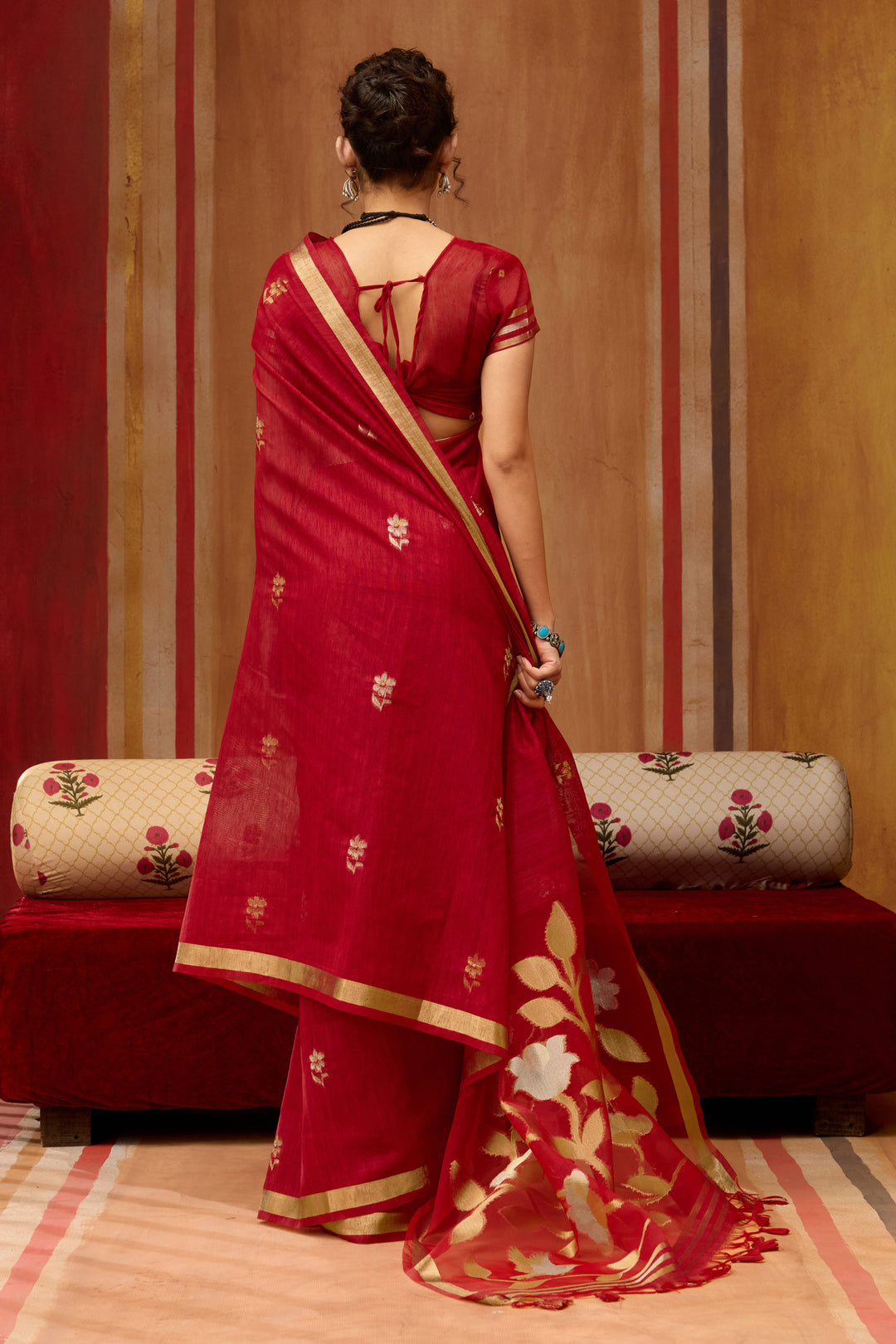 Captivating Red Color Silk Handloom Weaving Saree