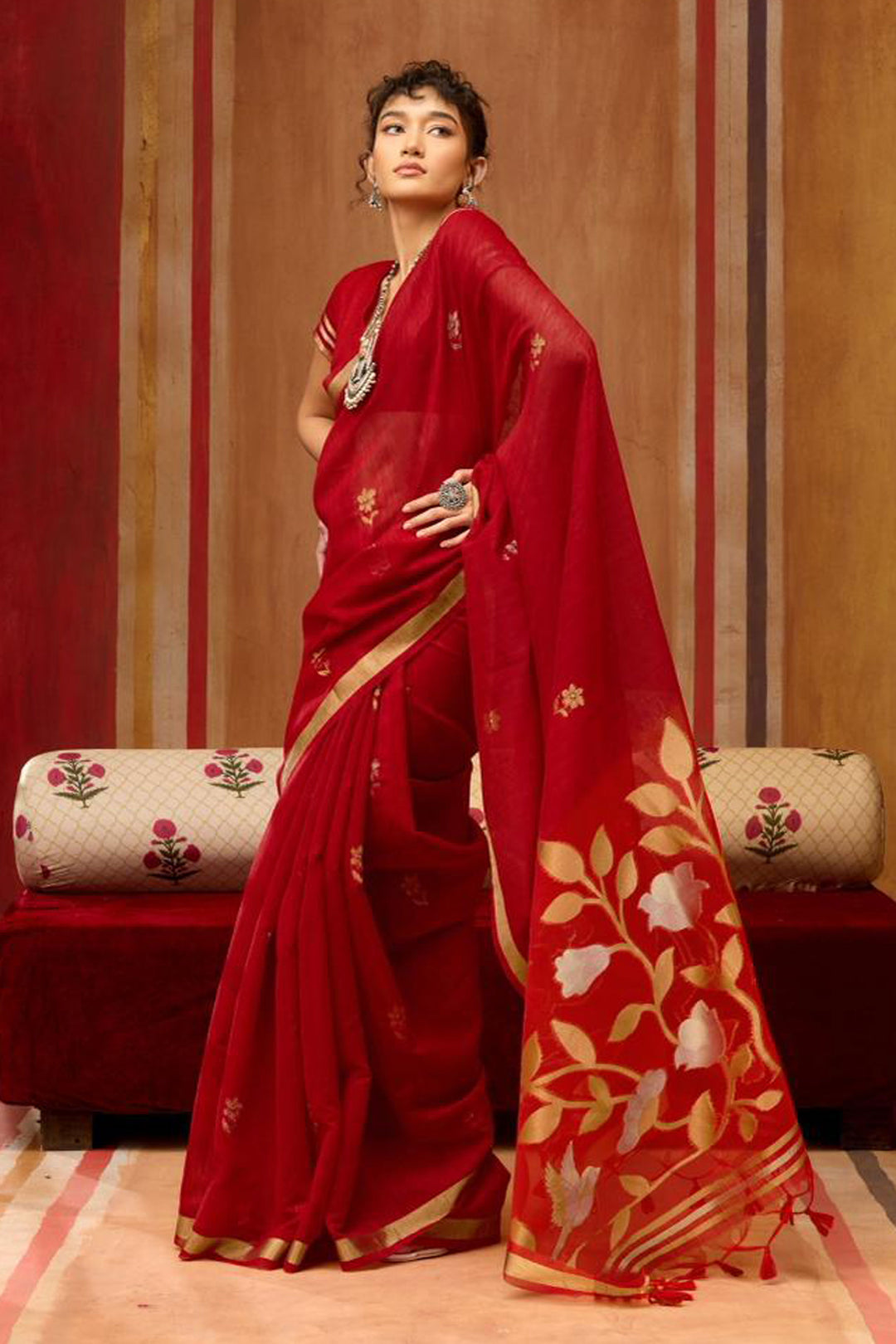 Captivating Red Color Silk Handloom Weaving Saree
