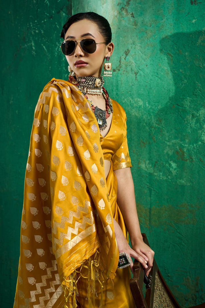 Handloom Weaving Saree In Mustrad Color