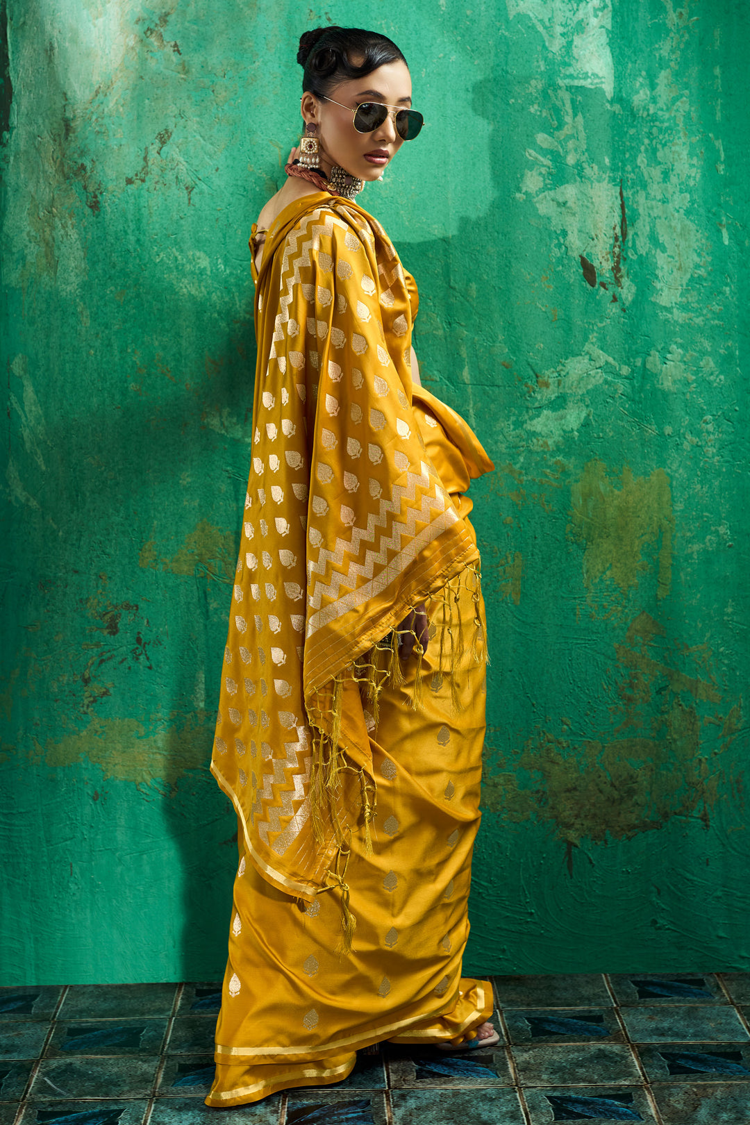 Handloom Weaving Saree In Mustrad Color