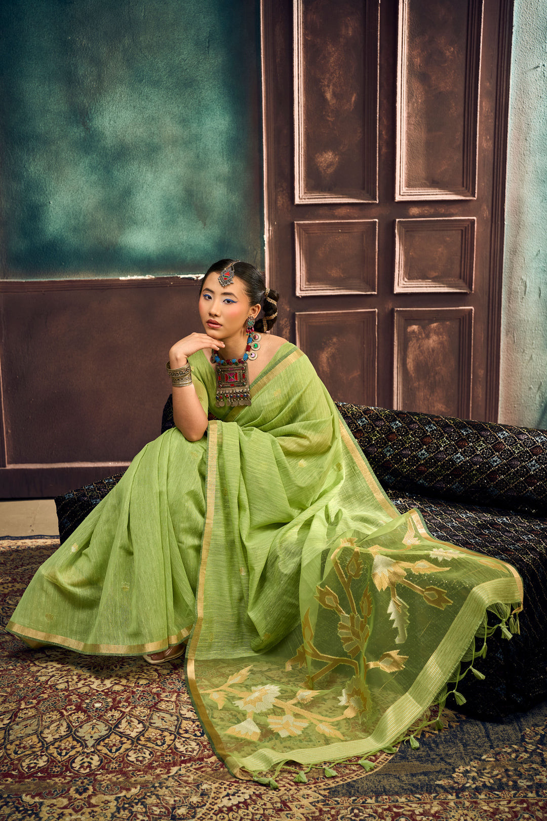 Munga Silk Handloom Weaving Saree In Green Color
