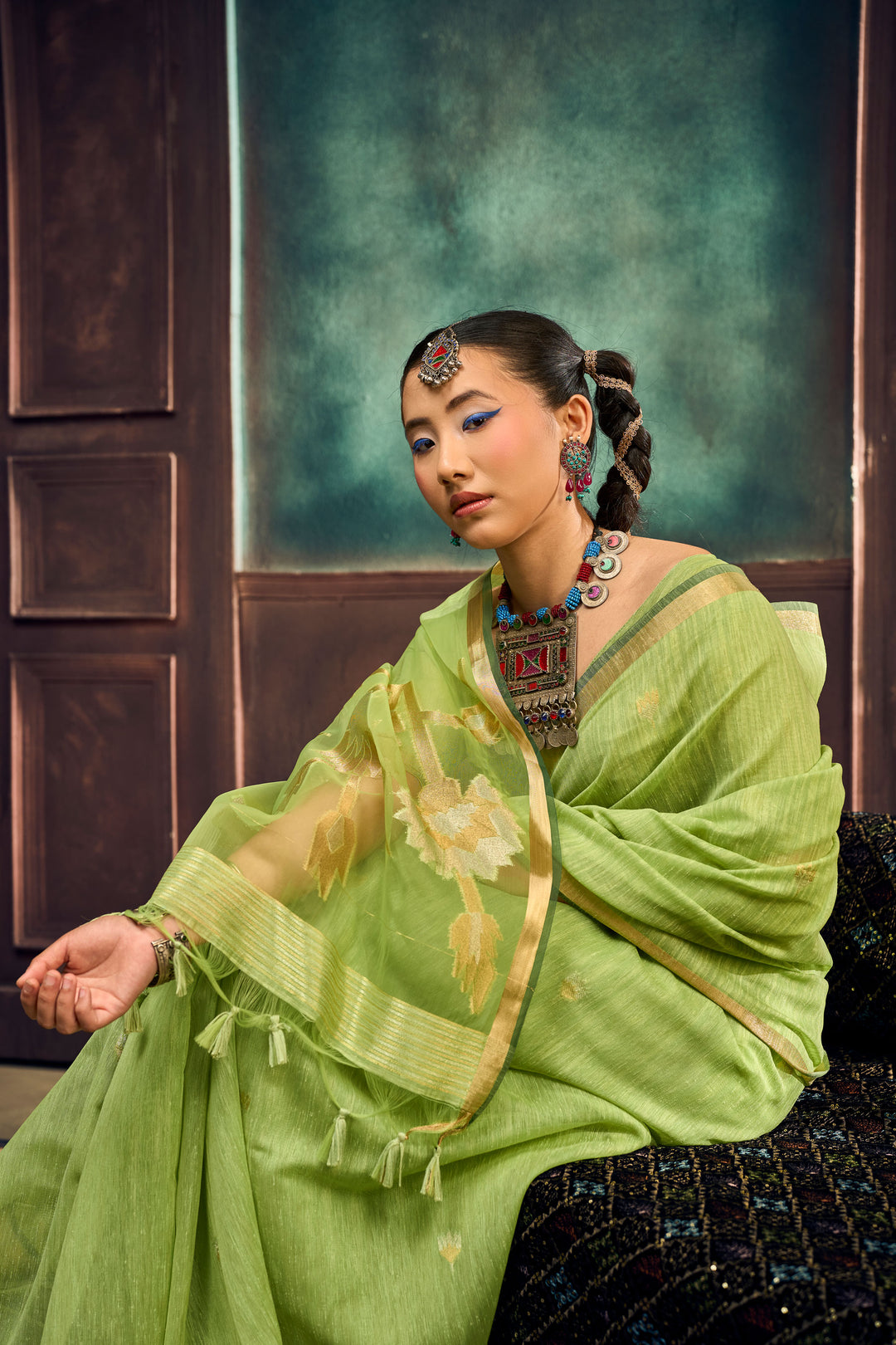 Munga Silk Handloom Weaving Saree In Green Color