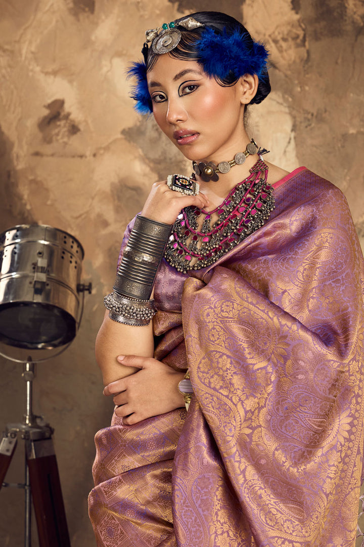 Engaging Handloom Weaving Lavender Silk Saree