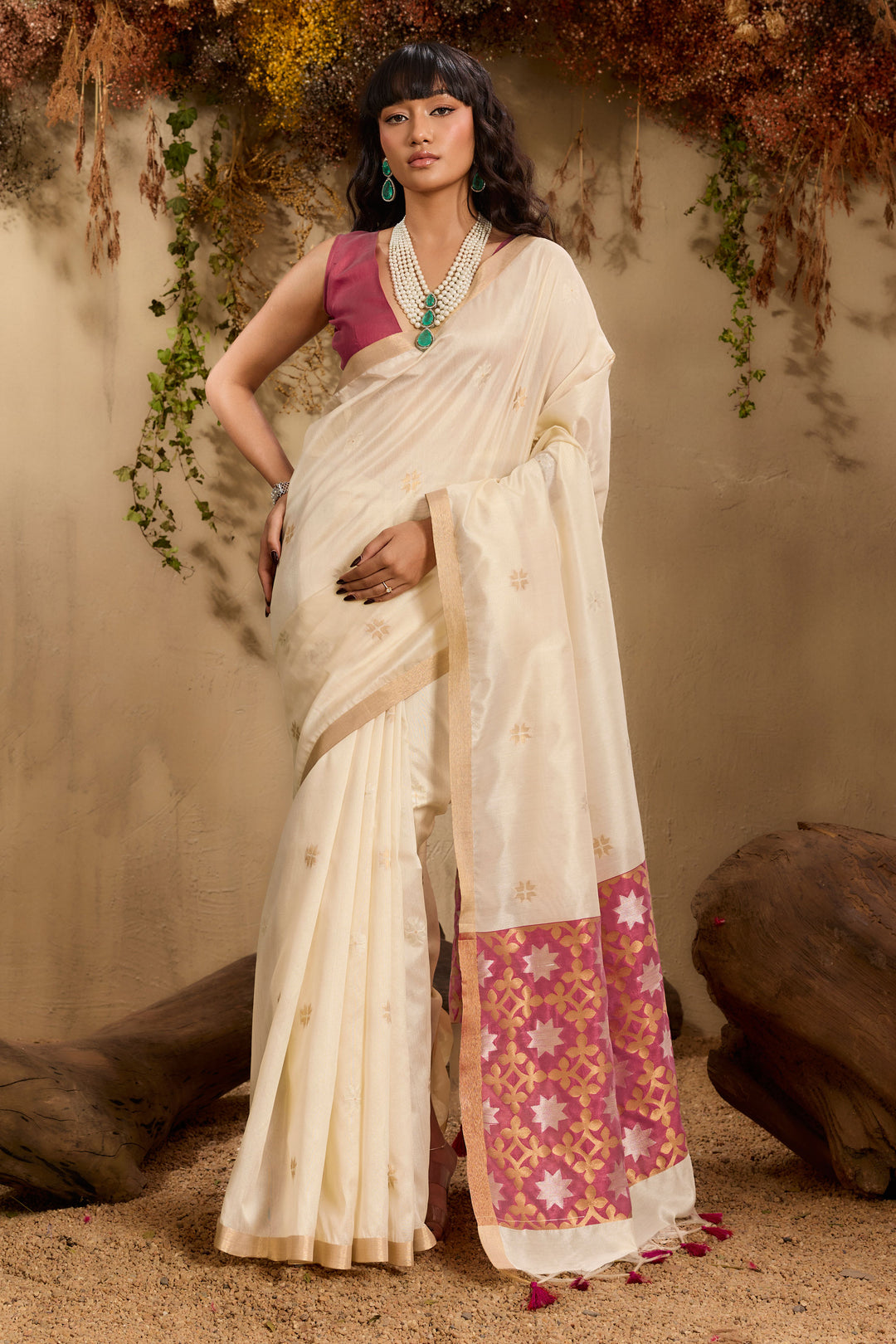 Graceful Off White Tussar Silk Handloom Weaving Saree