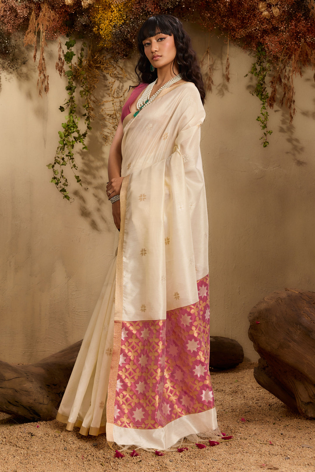 Graceful Off White Tussar Silk Handloom Weaving Saree