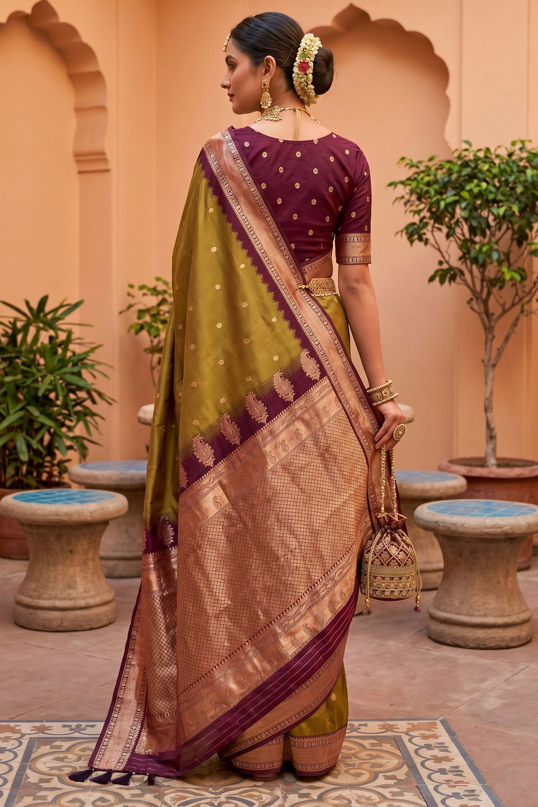 Green Color Engaging Silk Saree With Jacquard Work