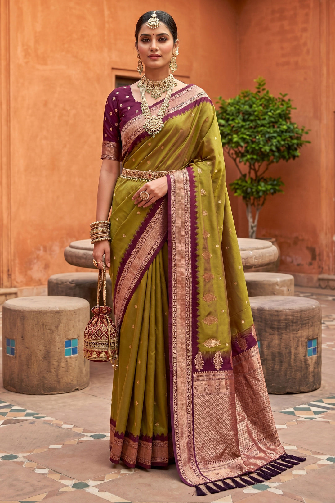 Green Color Engaging Silk Saree With Jacquard Work