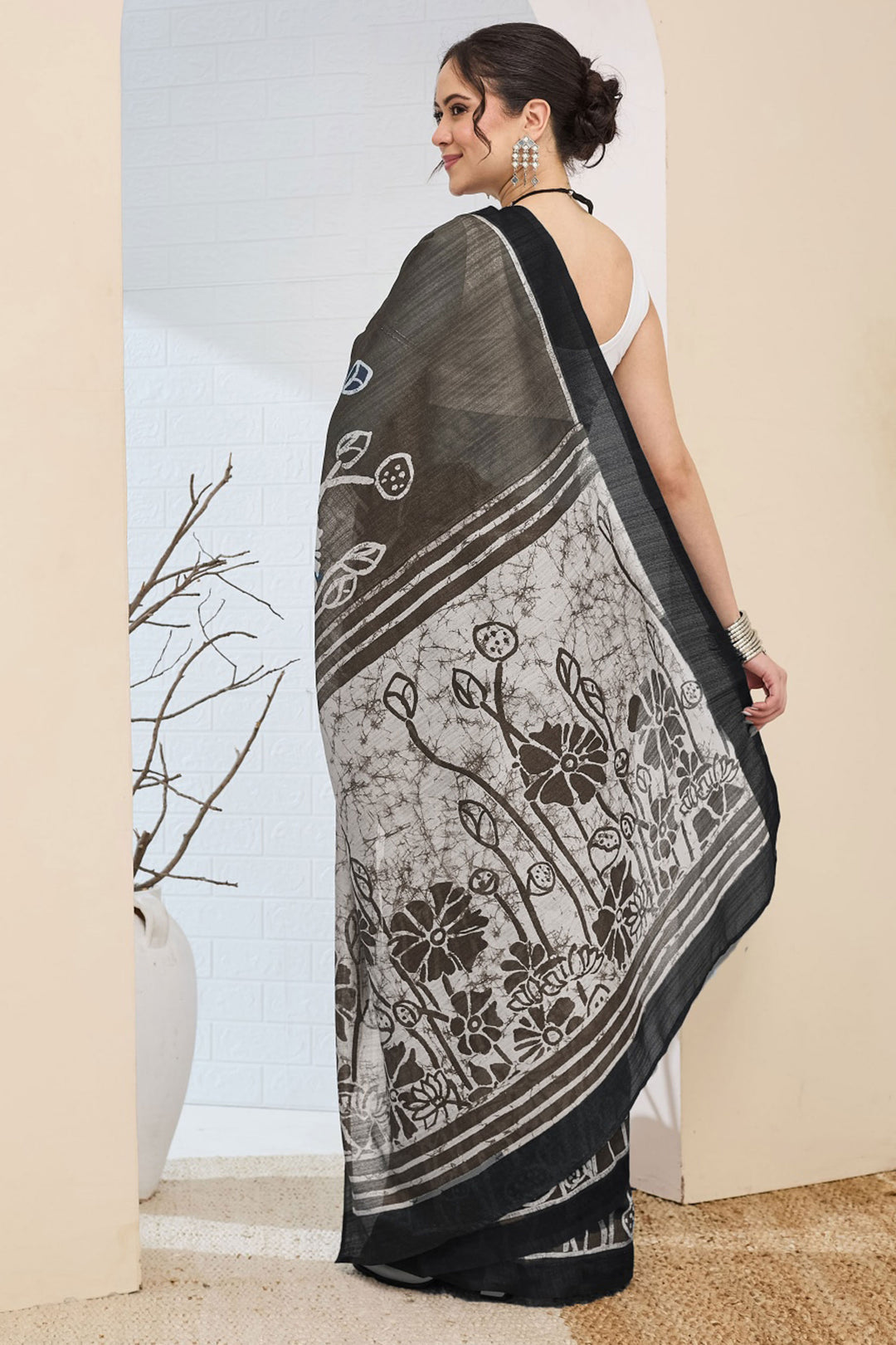 Soothing Printed Work Black Color Silk Saree